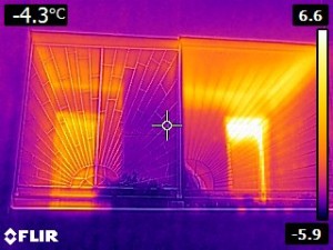 Porovnanie úniku tepla pri vetraní balkónom