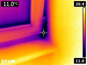 Zlé osadenie okna - tepelný únik medzi stenou a rámom okna