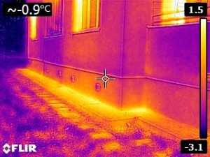 Únik tepla pod zateplením na päte domu